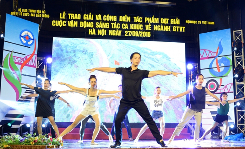 Tốp m&uacute;a Những l&aacute; cờ tổ quốc tr&ecirc;n biển.