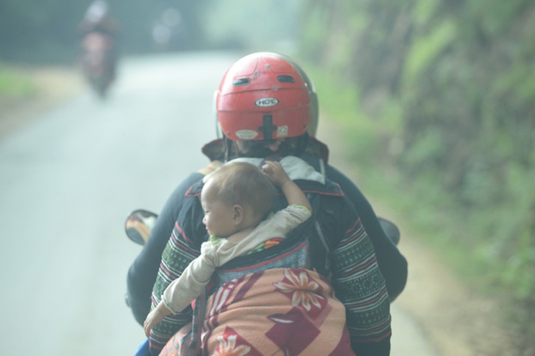 1 Từ mờ sương cháu bé còn chưa cai sữa đã theo bố