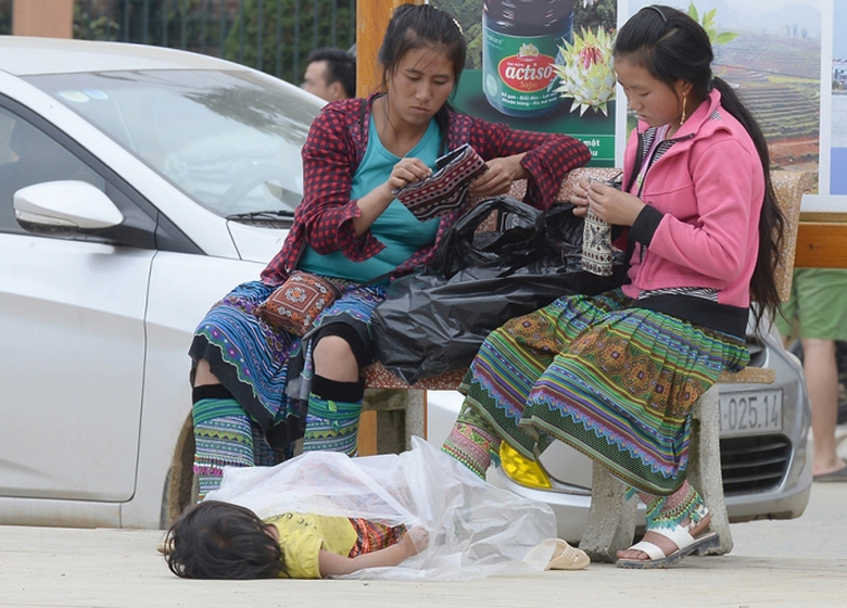7 Sân gạch làm giường, nilon làm chăn cháu bé này