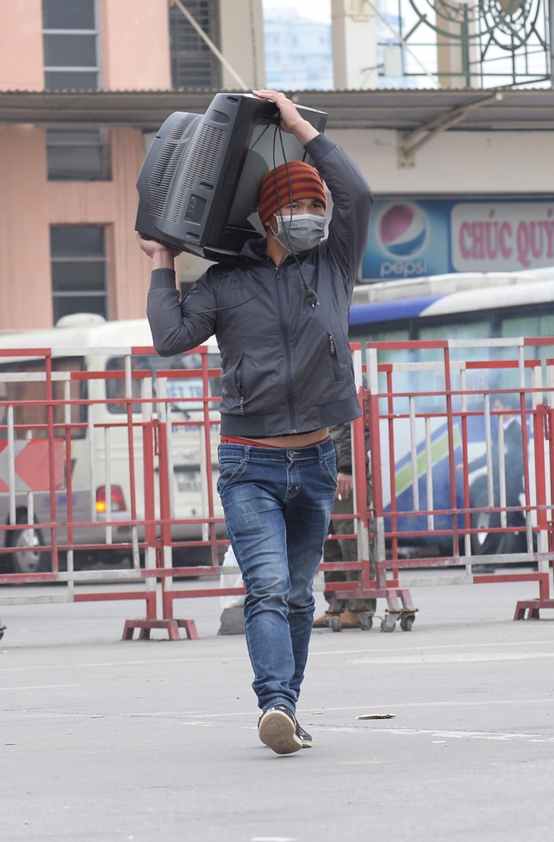 10 V&aacute;c cả ti vi to đ&ugrave;ng về qu&ecirc; l&agrave;m qu&agrave;.