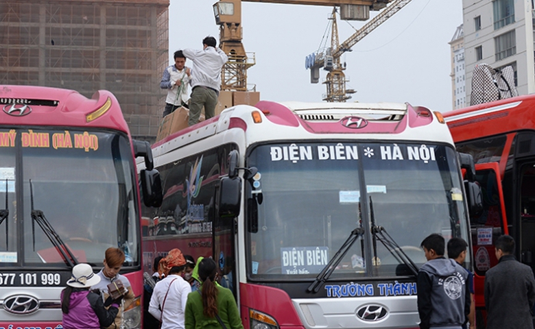 16 Xếp h&agrave;ng l&ecirc;n xe.