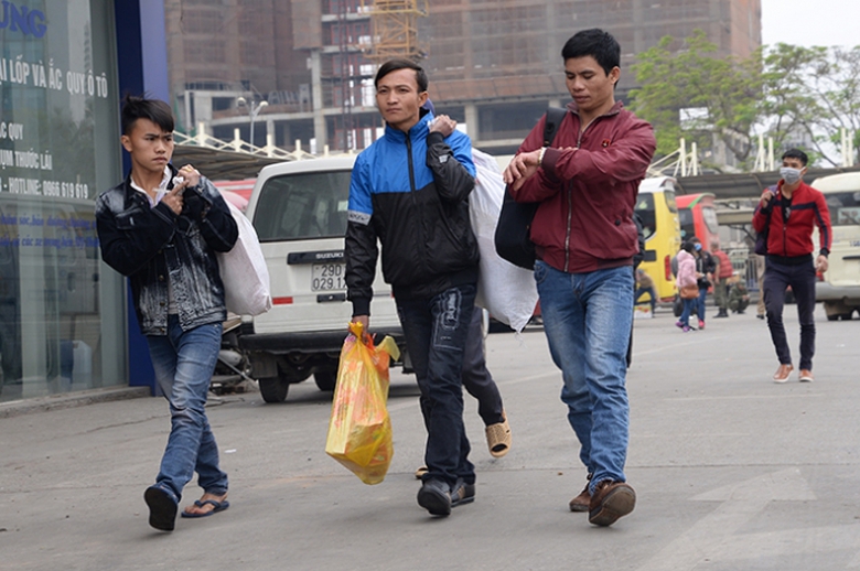 2 Người đeo ba l&ocirc;, người v&aacute;c bao tải c&ugrave;ng với nhữn