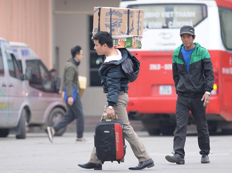 3 Vai v&aacute;c, tay x&aacute;ch rất vội v&agrave;ng.