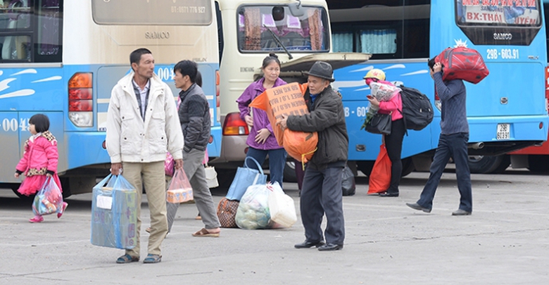 8 C&aacute;c cụ gi&agrave; cũng mang v&aacute;c những bao tải to đựng h