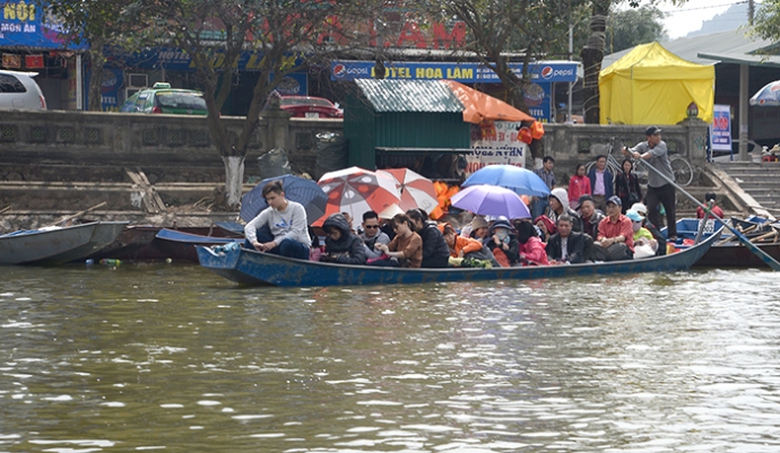 5 mạn thuyền mấp m&eacute; nước.