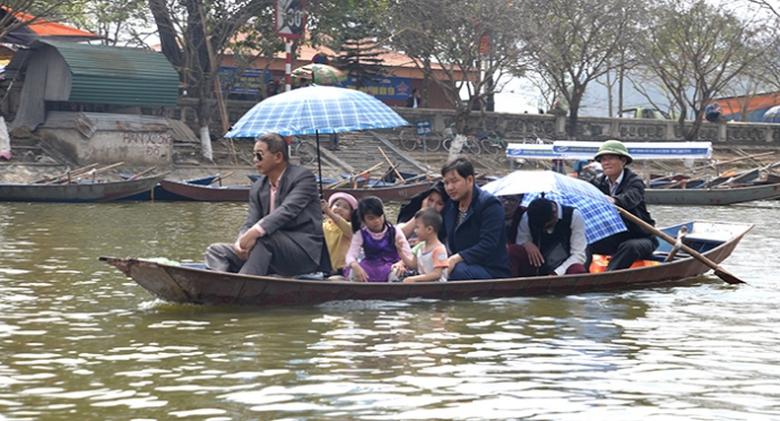 7 Rất nhiều c&aacute;c ch&aacute;u nhỏ theo ch&acirc;n bố mẹ đi lễ hội