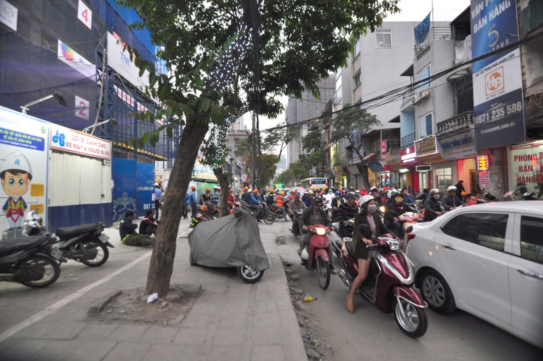 4 C&aacute;c phương tiện đỗ chiếm vỉa h&egrave; người đi bộ