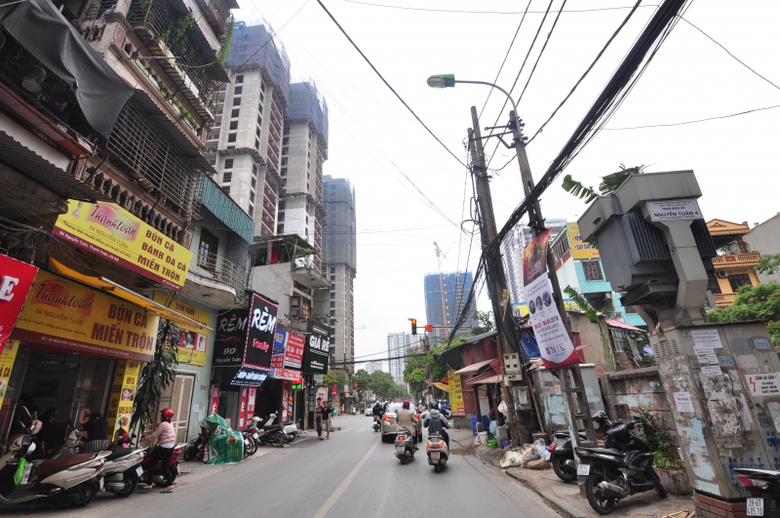 4 Lấn chiếm vỉa h&egrave; người đi bộ phải đi xuống l&ograve;ng 