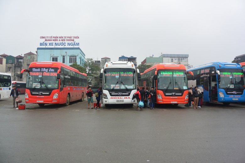 Nguoi-dan-doi-mua-un-un-ra-ben-xe-ve-que-don-tet3