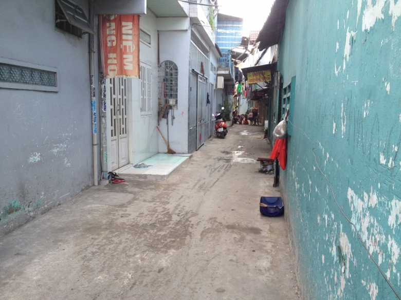 con hẻm nơi thanh ni&ecirc;n sau khi bị đ&acirc;m chạy v&agrave;o k&ecirc;u