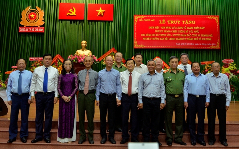 truy tặng danh hiệu anh h&ugrave;ng h&igrave;nh 2