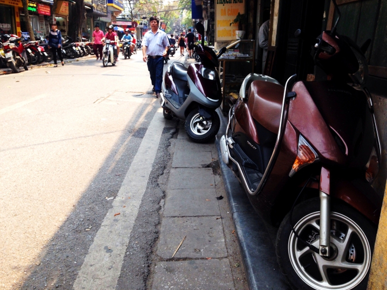 Phố H&agrave;ng Bạc - c&oacute; vỉa h&egrave; cũng như kh&ocirc;ng