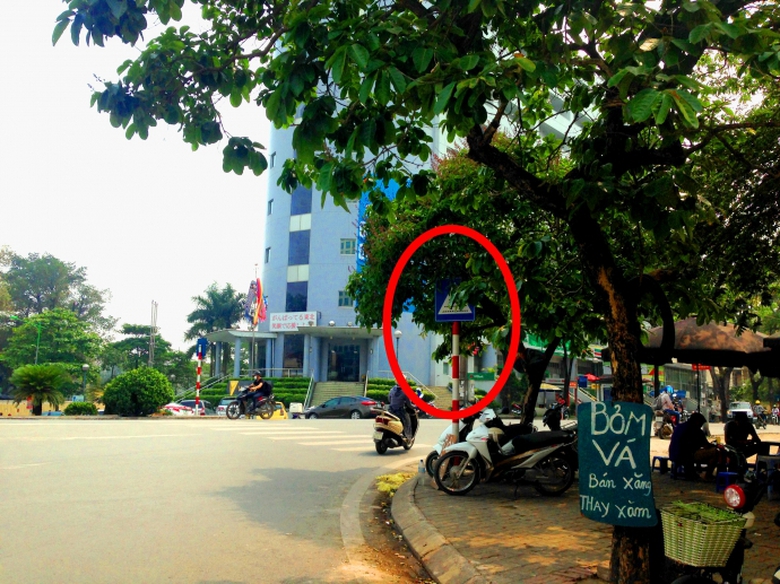 Phải đến gần mới biết đ&acirc;y l&agrave; biển chỉ dẫn cho ngườ