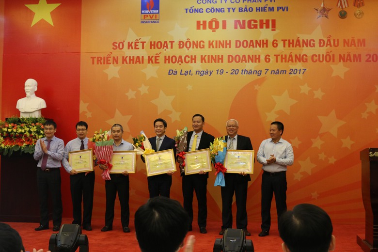 Khen thuong cac don vi hoan thanh xuat sac KH 6 th