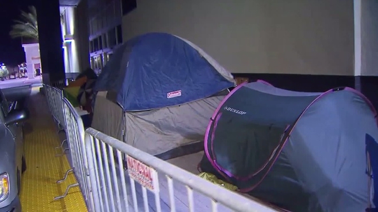 black-friday-camp-out-1448587221_660x0