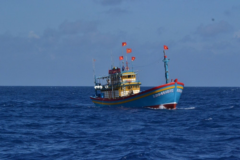 tau-ca-bi-song-danh-chim-2-thuyen-vien-mat-tich