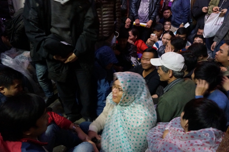 ha-noi-ca-tram-nguoi-trang-dem-doi-mua-cho-tiem-va