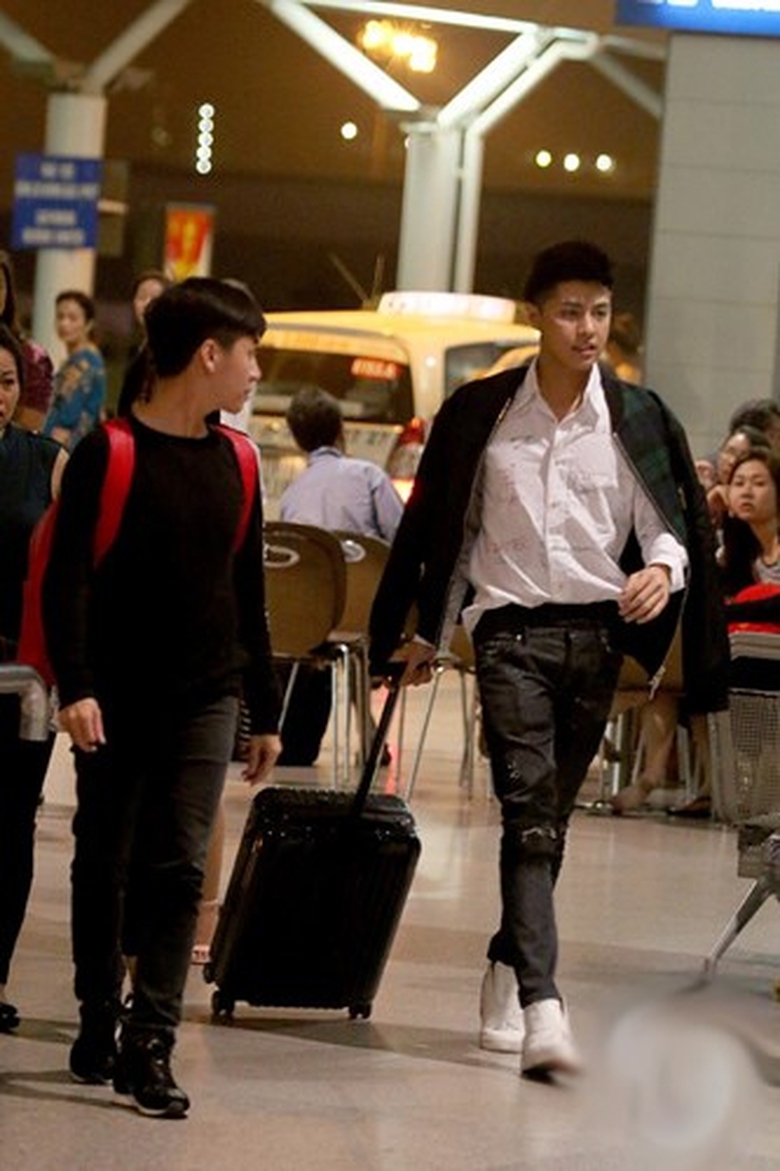 thoi-trang-noi-loan-cua-noo-phuoc-thinh-tren-tham-