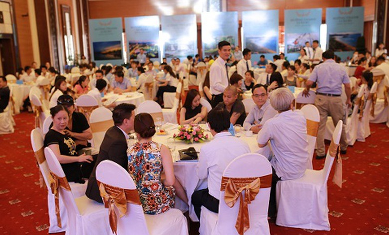 Kh&aacute;ch h&agrave;ng dự lễ bốc thăm tri &acirc;n khi mua căn hộ tạ