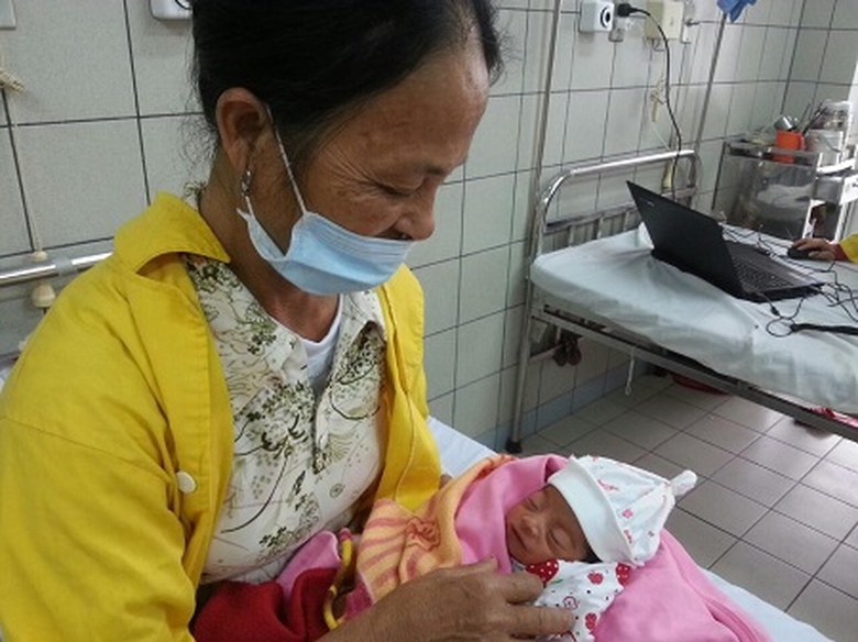 them-tre-sinh-ra-tu-me-chay-than