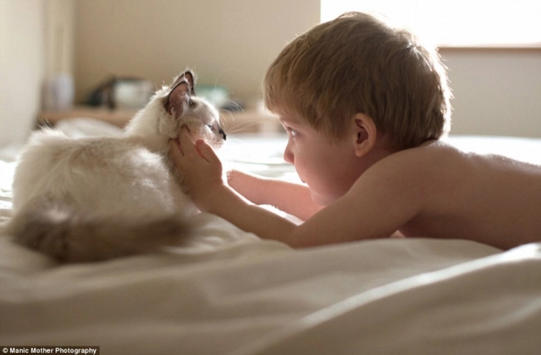 trẻ với ch&oacute; m&egrave;o