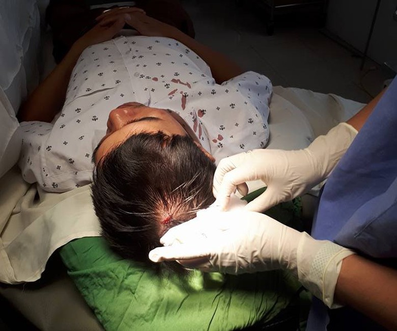 b&aacute;c sĩ bị tấn c&ocirc;ng