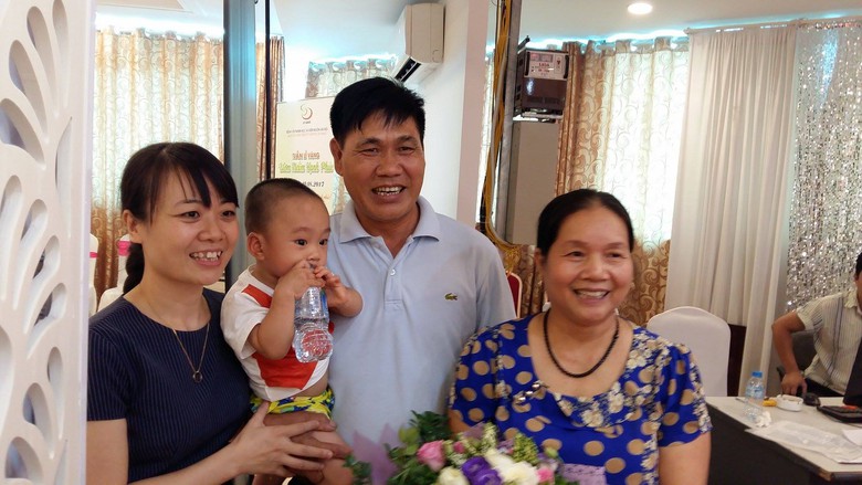 vợ chồng c&oacute; con ở tuổi 60