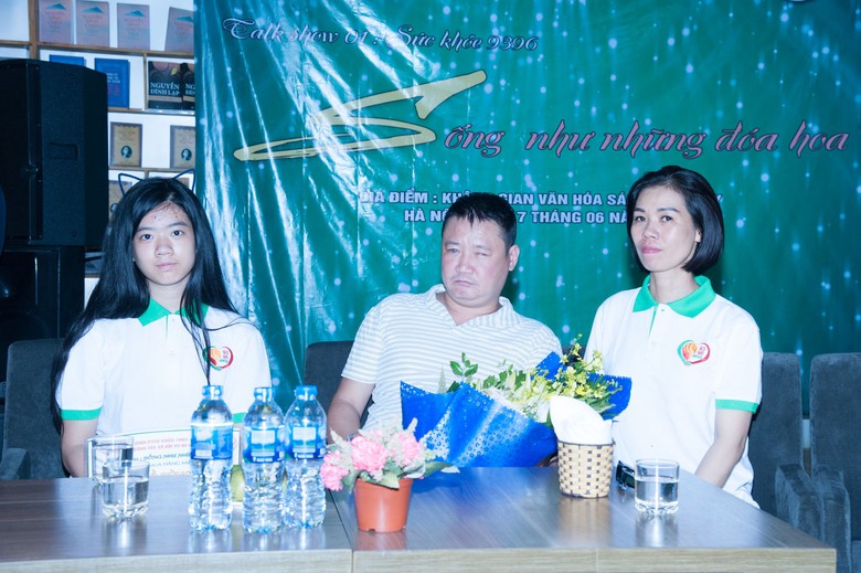 gia đ&igrave;nh Ho&agrave;ng lan.