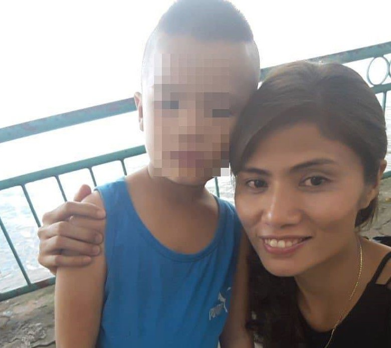 chị Hương c&ugrave;ng con trai M