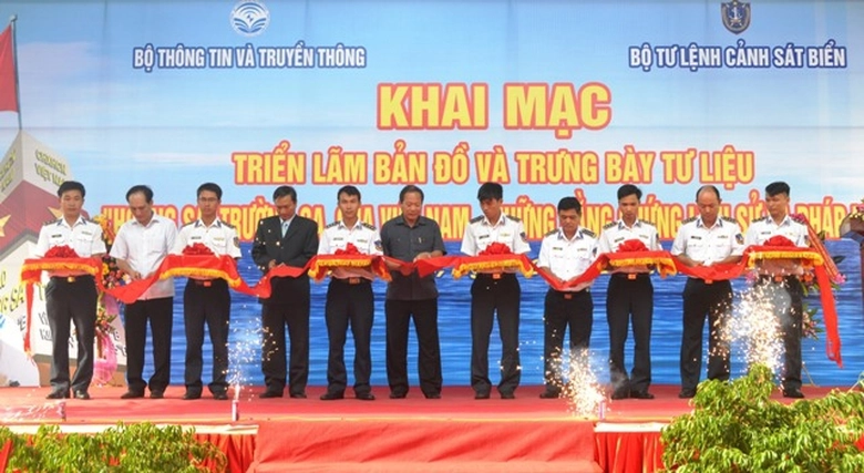 trien-lam-nhieu-tu-lieu-quy-ve-hoang-sa-truong-sa-
