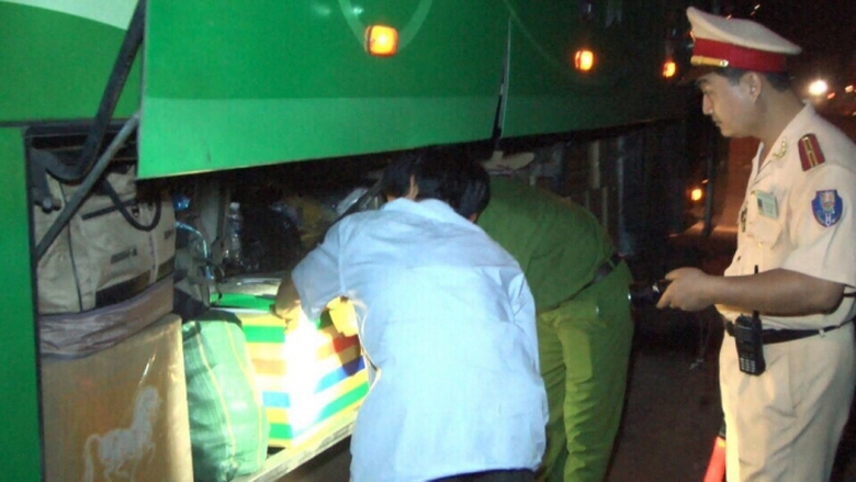 phat-hien-hon-400kg-thit-heo-nai-tren-xe-tai-boc-m