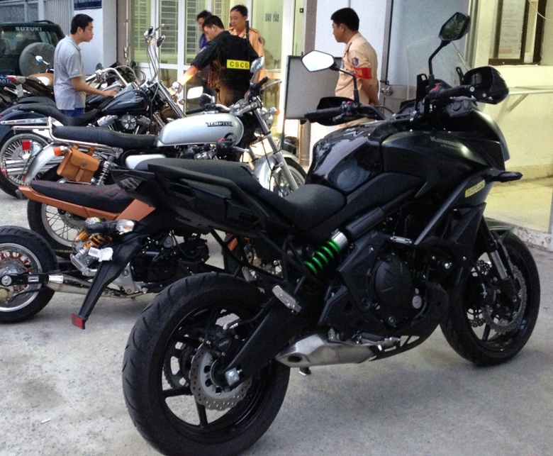 bat-9-xe-moto-tu-tap-dieu-hanh-gay-nao-loan-giua-p