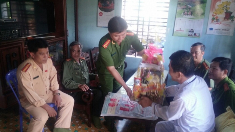 ban-atgt-binh-dinh-trao-57-suat-qua-cho-gia-dinh-n