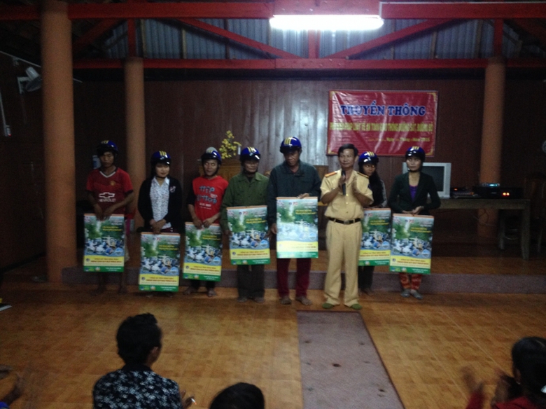 csgt-binh-dinh-in-1000-cuon-lich-tuyen-truyen-atgt