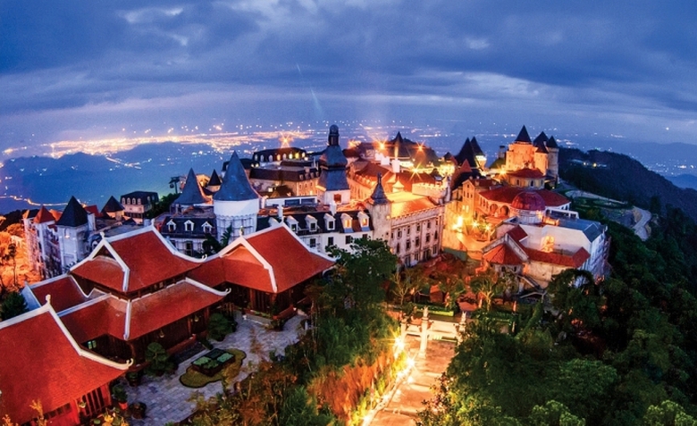 den-bana-hills-dip-8.3du-khach-nu-nhan-trang-suc-g