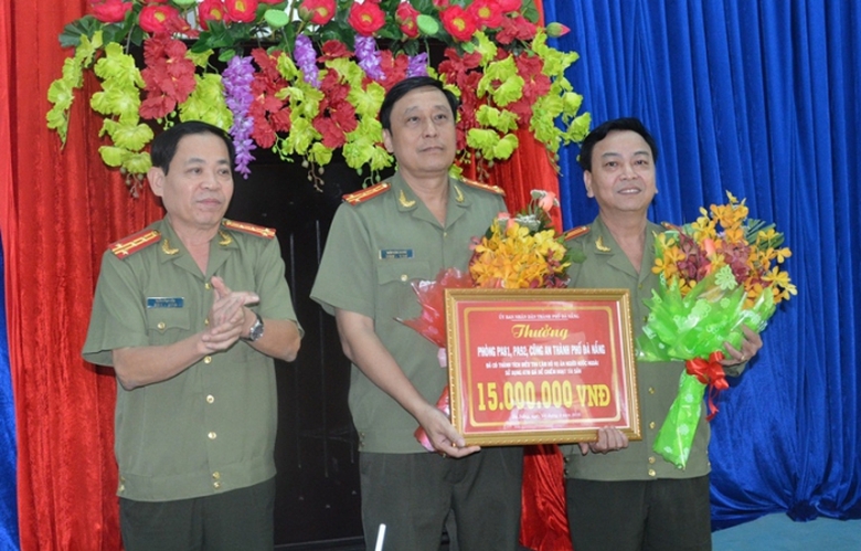 hai-nguoi-trung-quoc-dung-the-gia-rut-hơn-400-trie