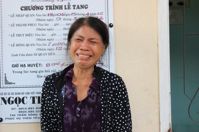 chi-bi-chat-doc-da-cam-ngo-ngac-ben-ban-tho-em-che