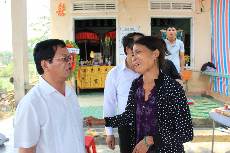 chi-bi-chat-doc-da-cam-ngo-ngac-ben-ban-tho-em-che