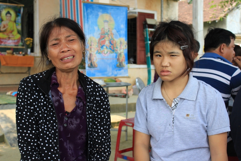 chi-bi-chat-doc-da-cam-ngo-ngac-ben-ban-tho-em-che