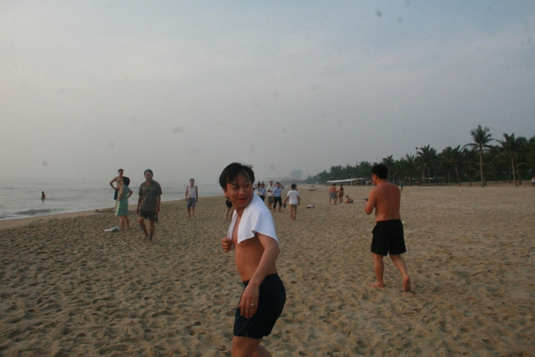 bi-thu-chu-tich-da-nang-tam-bien-cung-du-khach1.jp