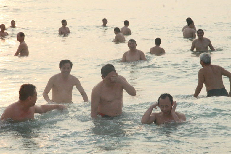 bi-thu-chu-tich-da-nang-tam-bien-cung-du-khach2.jp