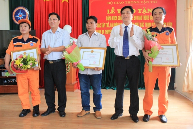 bo-gtvt-tang-bang-khen-cho-thuyen-truong-cuu-tau-b