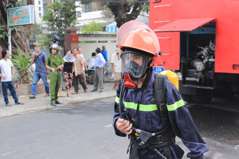 chay-lon-tai-trung-tam-da-nang-3-nguoi-ngat-khoi3.