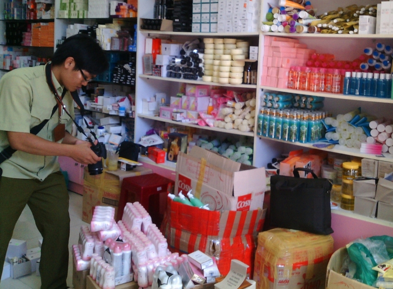 bat-giu-hang-chuc-nghin-my-pham-khong-ro-nguon-goc