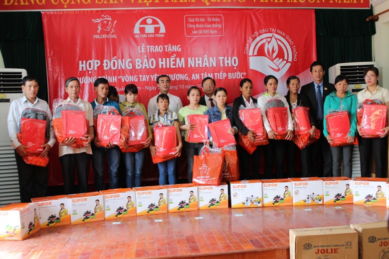 trao-1.2-ty-dong-tien-bao-hiem-cho-nan-nhan-TNGT-Q