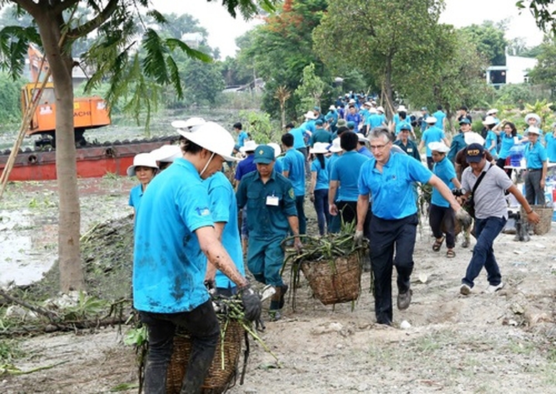 treo-cay-tia-canh-bi-thu-chi-bo-xa-nga-tu-vong