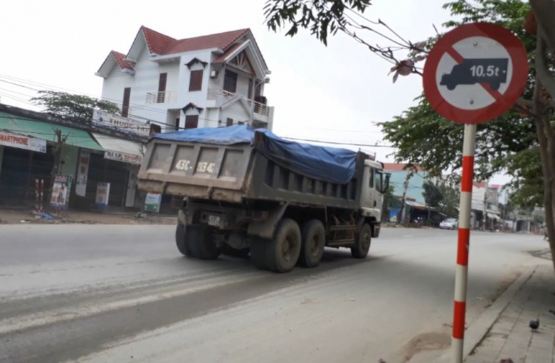 xe qu&aacute; tải 10