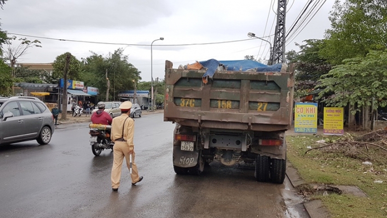 xe qu&aacute; tải (3)