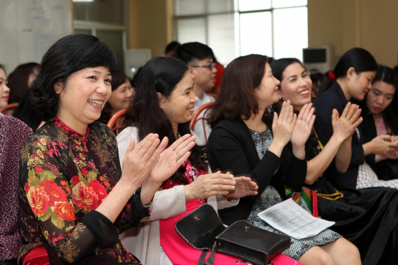 Kh&aacute;n giả h&agrave;o hứng cổ vũ c&aacute;c phần thi