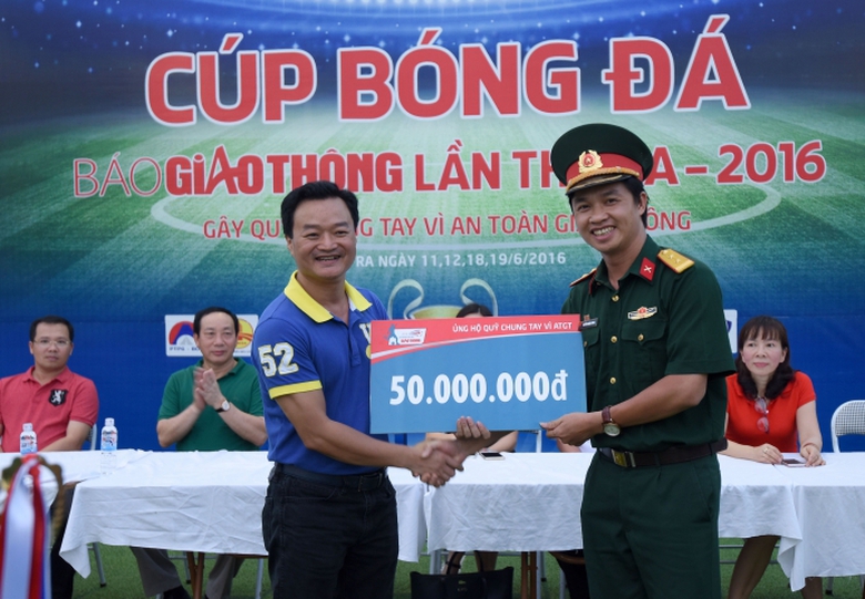 Doi-ban-linh-hon-da-vo-dich-cup-bao-giao-thong (16